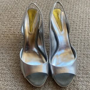 Kenneth Cole New York Silver Leather Slingback Heels. Size 8.5. 4” Heel